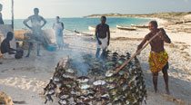 Valahantsaka resort Madagascar - le poisson fumé sur la plage